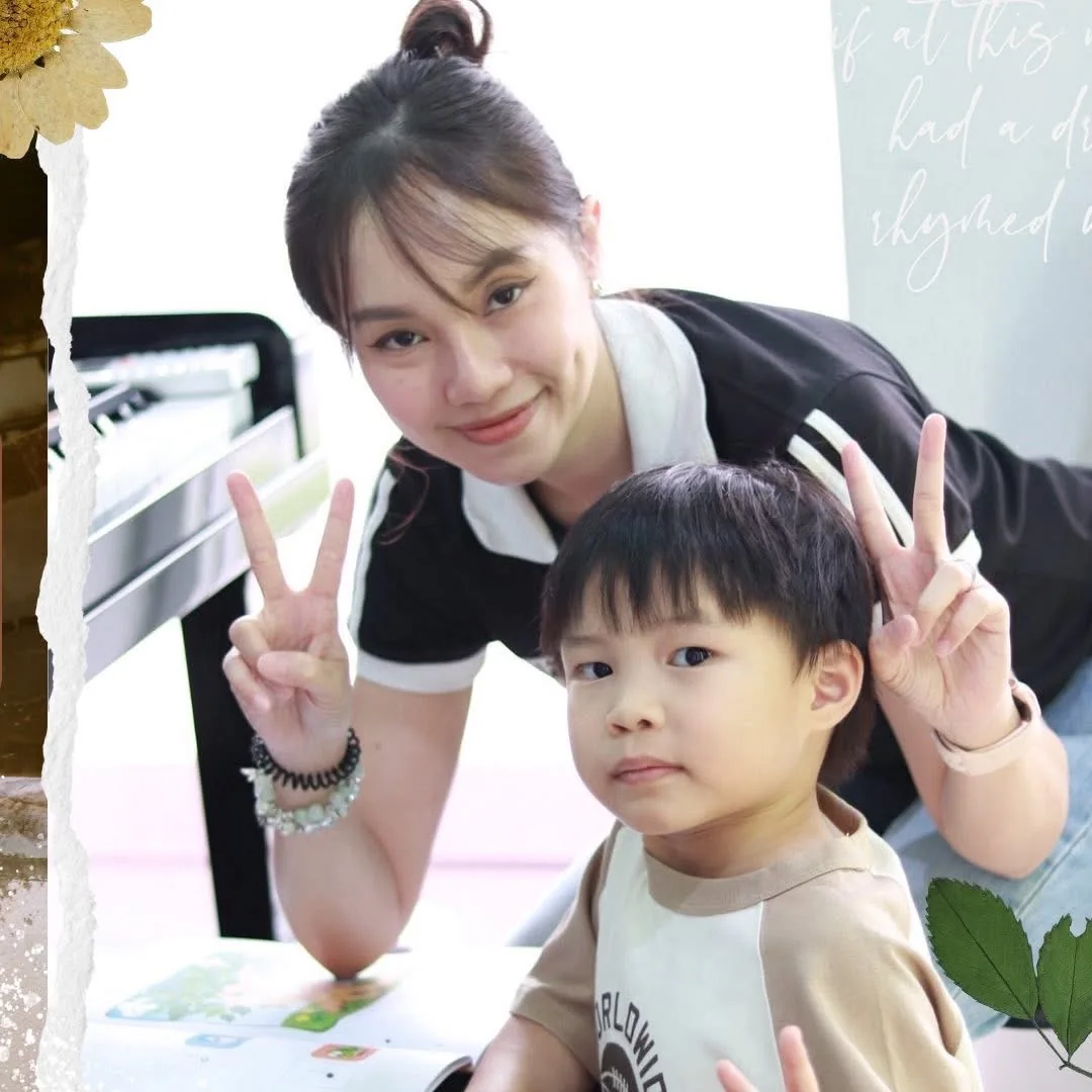 ครูสอนดนตรีกับนักเรียนเด็กเล็กในคลาส TP Music School